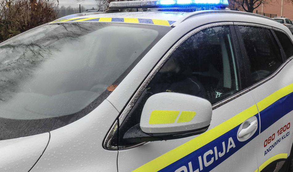 Na nujni vožnji skozi rdečo luč, nato je počilo: Udeležena štiri vozila