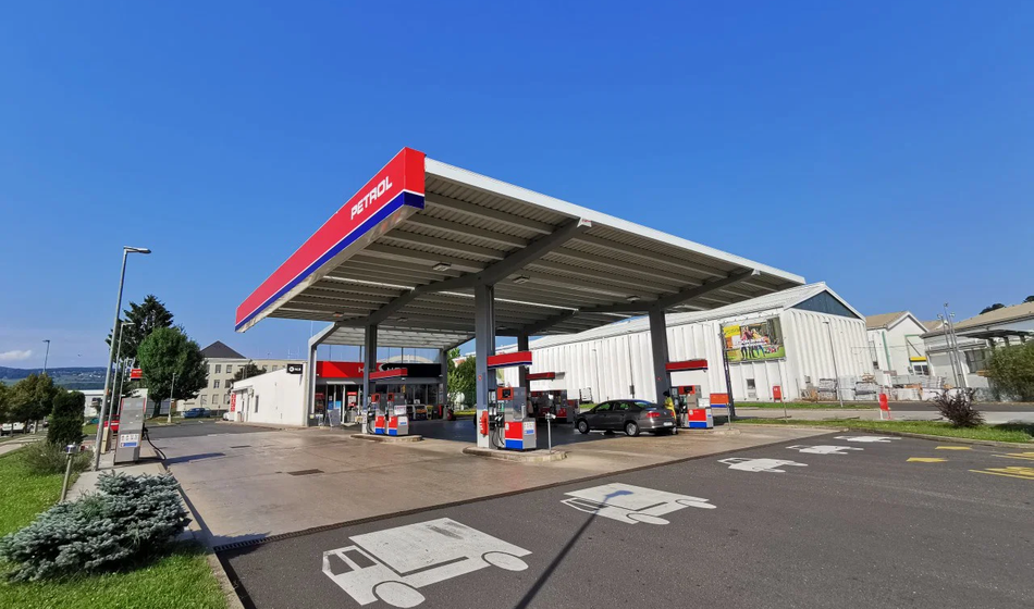 Novo mesto: Prišla na črpalko in ga začela pretepati s palicami