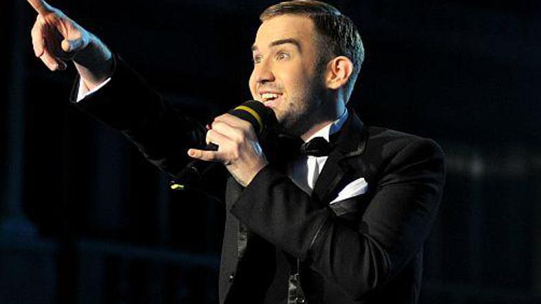 Anžej Dežan je zapel pesem Šopek maka.