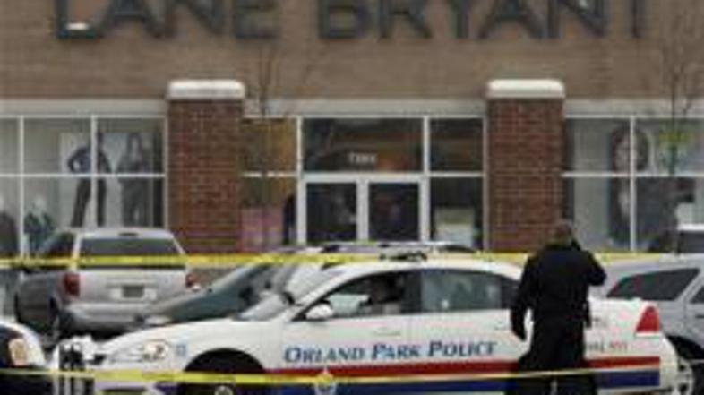 V strelskem obračunu, ki se je zgodil v večernih urah, sta bila dva moška huje r