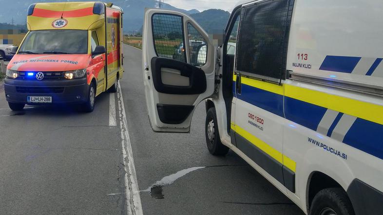 Novice: Moški je v kritičnem stanju. Prometna nesreča, policija reševalec rešilec splošna