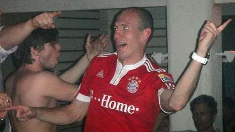 Arjen Robben je s soigralci plesal na mizah. (Foto: bild.de)