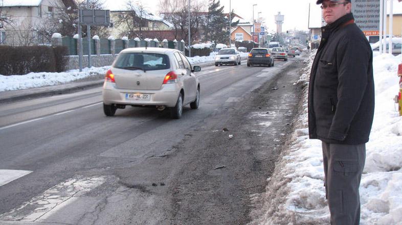 Čez dve leti naj bi zgradili manjkajoči pločnik. (Foto: Iztok Golob)