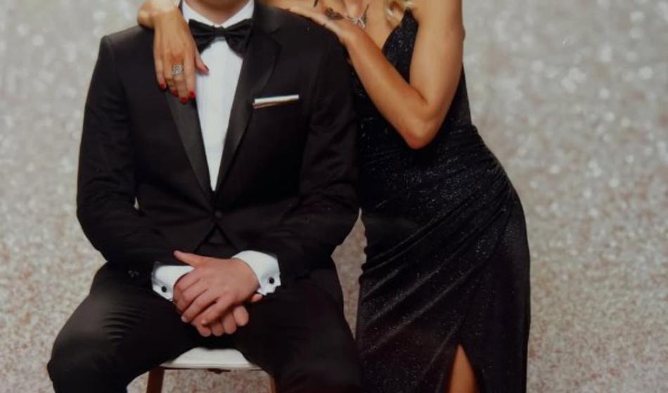 Znana Slovenka s sinom na maturantski ples, videti je kot njegove sošolke!