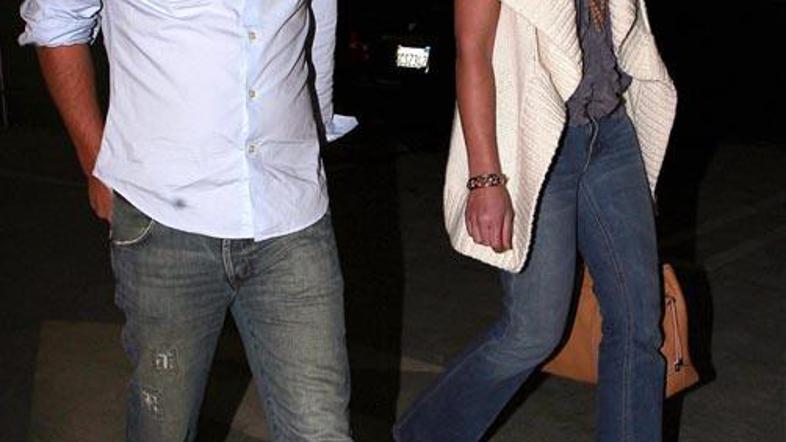 Par bo posvojil 10-mesečno deklico iz Koreje.