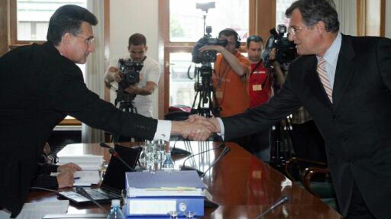 Pavčku (na sliki desno) se zdi smešno, da minister za obrambo Karl Erjavec meni,