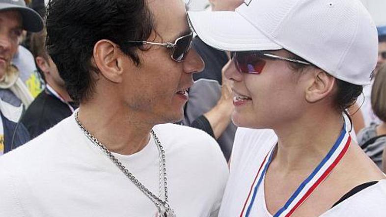 Marc je Jen delal družbo na triatlonu v Kaliforniji, zvečer pa dobil zabavo pres