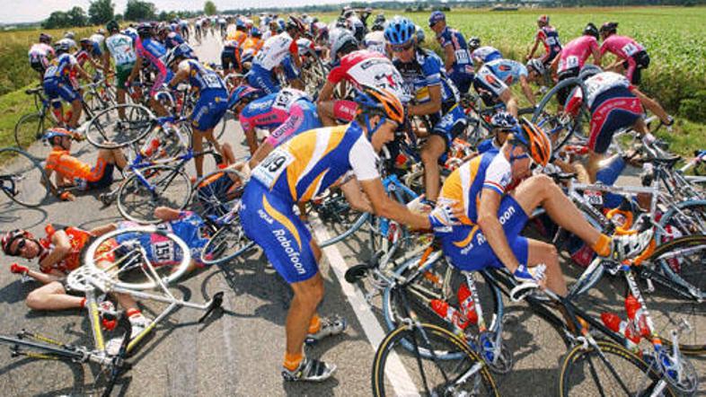 Padcem na dirkah se kolesarji praktično ne morejo izogniti.