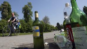 Slovenija 08.05.08, popivanje, moski na kolesu se pelje mimo smeti v parku Tivol