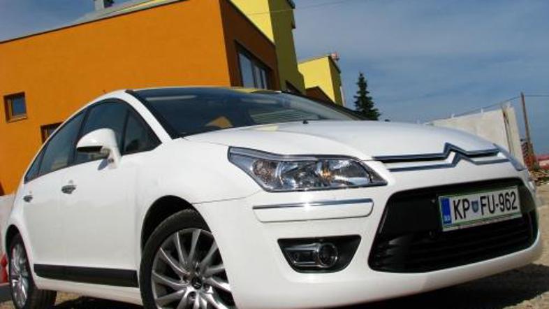 Večina zunanjih sprememb je omejena na sprednji del, kjer sta bolj zaobljen moto