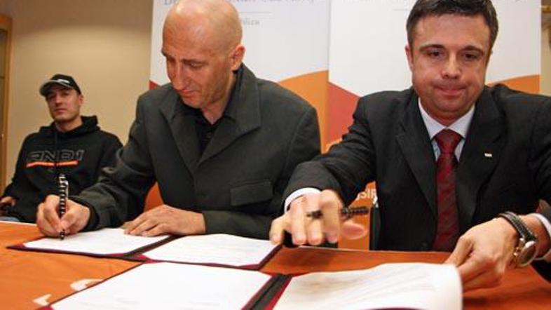 Esad Babačić in član uprave Deželne banke Slovenije Štefan Belingar sta podpisal