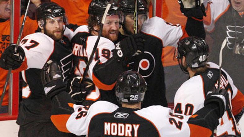 Tako so se hokejisti Philadelphie razveselili prvega zadetka Joffreyja Lupula.