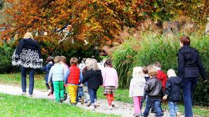 Slovenija 23.10.2013 otroci na sprehodu v parku Tivoli, rekreacija, jesen, narav