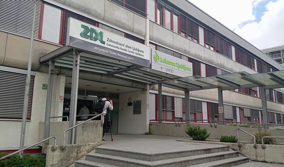 Direktorica ZD Ljubljana še vedno na dveh stolčkih, preverja jo inšpektorat