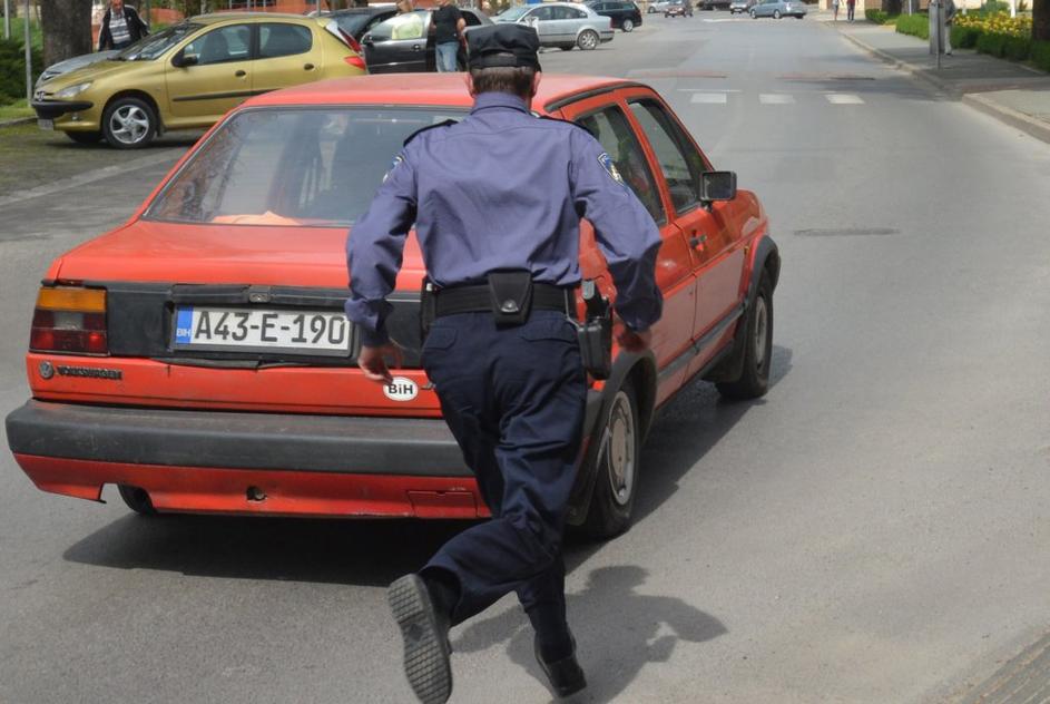Policist, ki lovi avtomobil