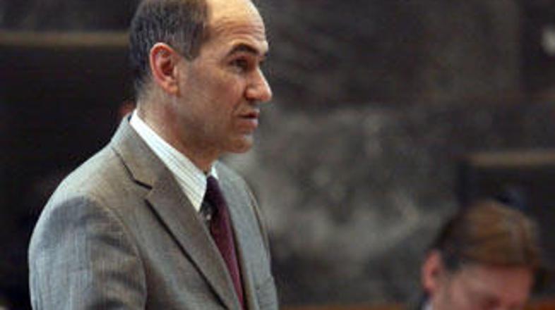 Janševa SDS ima po zadnji raziskavi še prednost pred Pahorjevo SD.