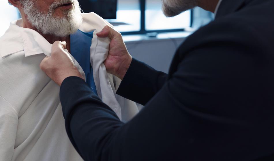 48-letni Slovenec sejal strah v tujini: Razbijal in napadel zdravnika