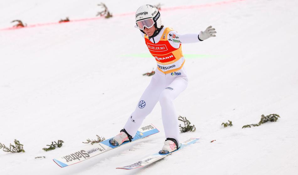 Nika Prevc prepričljivo letela proti zmagi, nato se je vse zalomilo