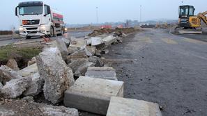 Do bencinskega servisa pri Luki Koper je še  mogoče priti, do priključka na anka