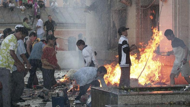 Na tisoče protestnikov se je zgrnilo nad prestolnico in uničevalo vse pred seboj