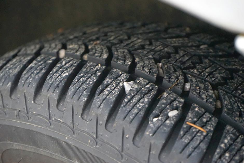 guma, pnevmatika, kamenčki v gumi | Avtor: Matija_Janežič