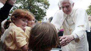 Papež Benedikt XVI. se danes v okviru štiridnevnega uradnega obiska na Otoku mud