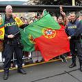 Švicarski policisti pozirajo s portugalskimi navijači.