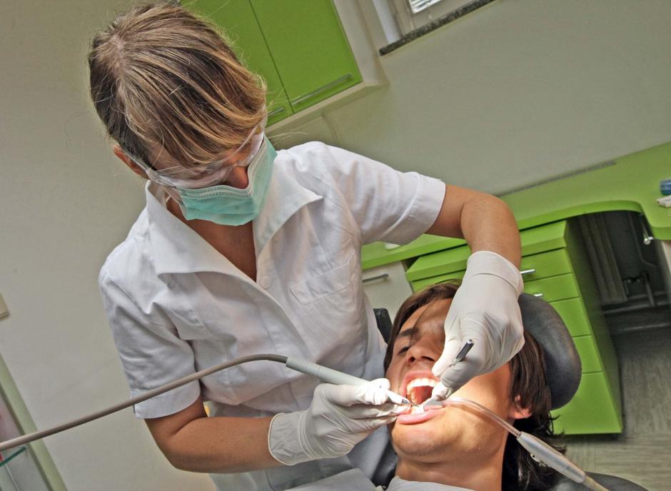 slovenija 17.07.08 Aleksandra Calic, zobozdravnica, zobar, zobozdravnik; foto:Sa | Avtor: Saša Despot