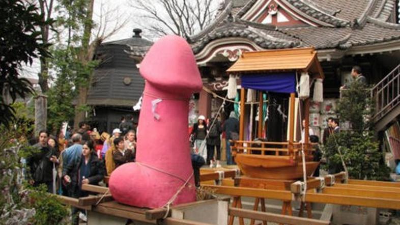 Japonci častijo ogromen rožnat penis.