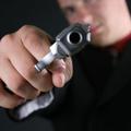 Prodajalki je grozil s pištolo. (Foto: Istockphoto)