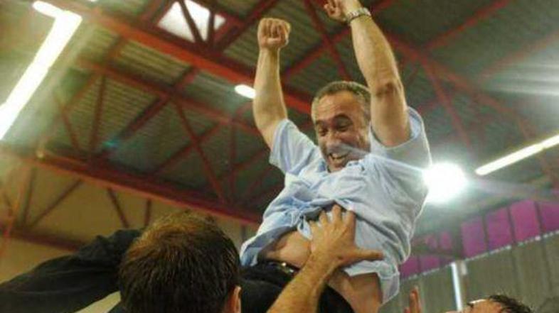 Lado Gorjan se je takole veselil po prvem naslovu državnega prvaka za KK Helios.