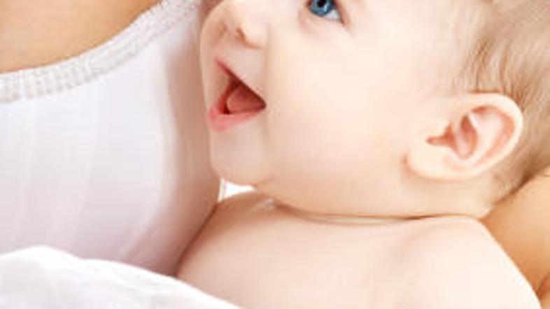 Položaj za bujenje je primeren za igro, hranjenje po steklenički ali sprehode.