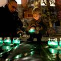 Svečke v spomin so med drugim prižgali tudi na Prešernovem trgu v Ljubljani. (Fo