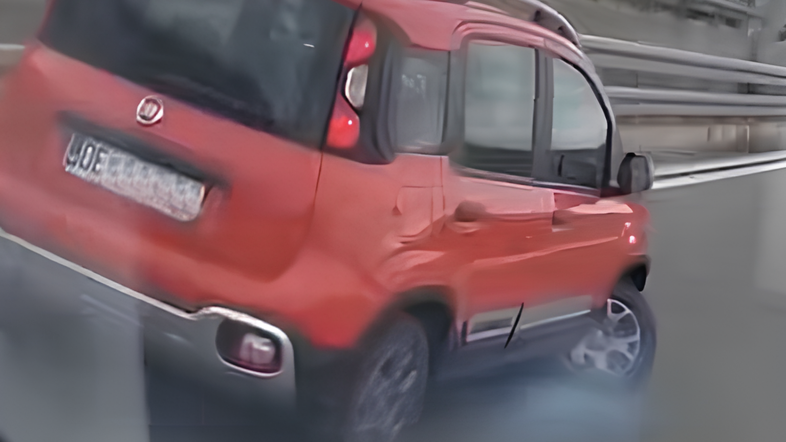 Voznik fiat pande s tremi kolesi po reški obvoznici