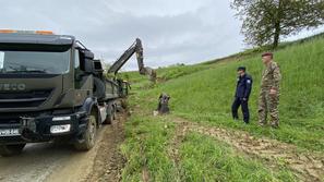 pripadniki Slovenske vojske pomagajo pri odstranjevanju posledic plazov
