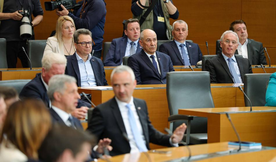 Janša bo poslancem pokvaril prvomajske praznike