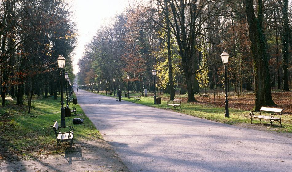Sedel na klopi v parku z eksplozivno napravo v roki