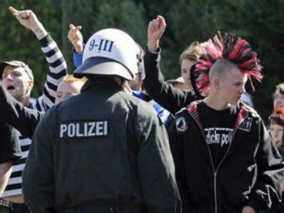 Avstrijska policija incident - vključno z navedbami nekaterih očividcev, da je b