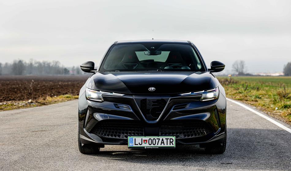 To ni navaden električni SUV: Alfa Romeo Junior Veloce 280 preseneti na cesti