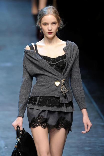 Da je siva lahko tudi zelo zapeljiva, dokazuje slavni dvojec Dolce & Gabbana. (F