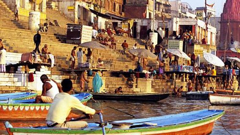 Za hindujce sveta reka Ganges vijuga skozi indijsko mesto Varanasi, eno najdlje 