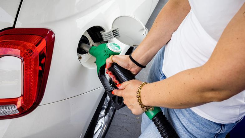 Bencinska črpalka, dekle toči gorivo