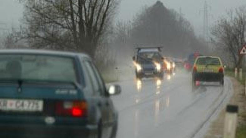 Slovenijo so zajele padavine, ki bodo ponekod zelo verjetno prerasle v neurja in