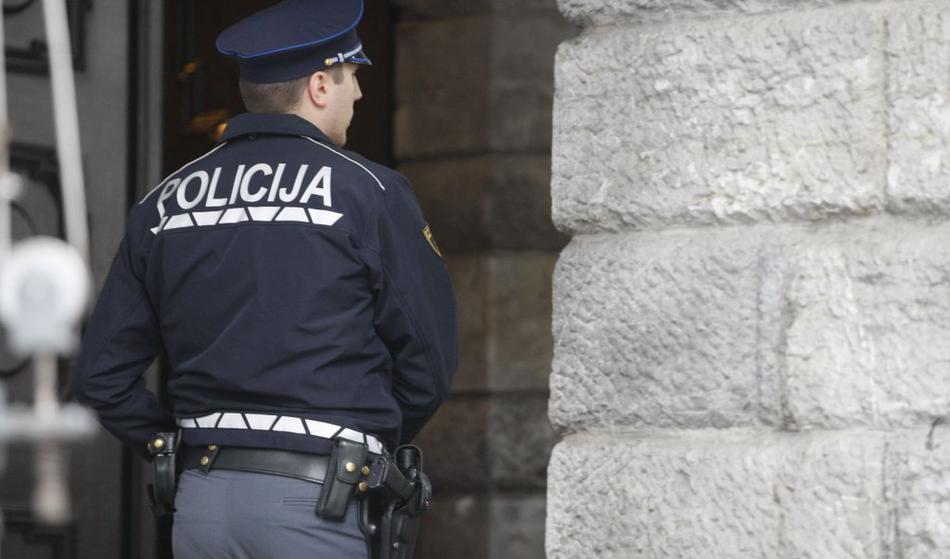 Na policijski postaji se je zgrudil, policista s hitrim ukrepanjem preprečila najhujše