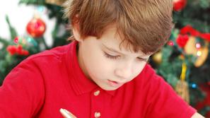 Otrok naj Božičku napiše posebno pismo. (Foto: Shutterstock)