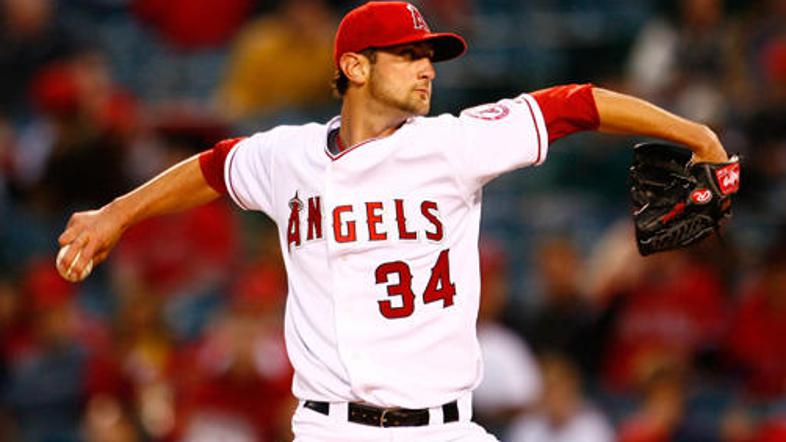 Nick Adenhart na sredini tekmi na stadionu Angel