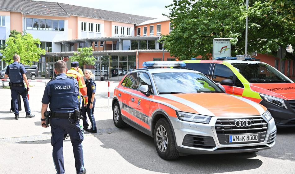 Novo o napadu na gimnazijo: Storilec prišel z nožem in strelnim orožjem