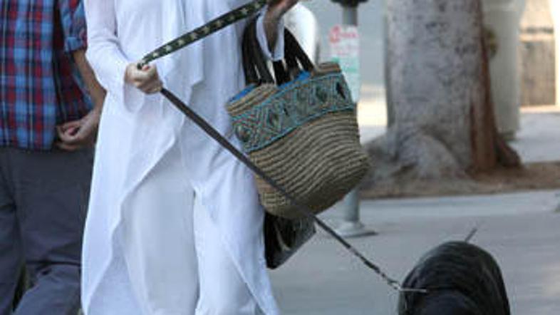 Minnie bo še letos na sprehodih pred seboj potiskala otroški voziček.