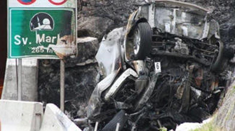 Po besedah očividcev je lexus vozil s hitrostjo, ki je presegala 200 km/h.