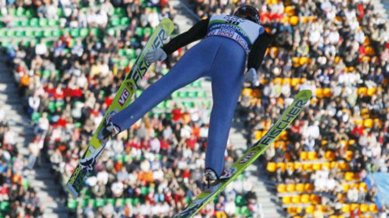 Po dveh serijah je v vodstvu Norvežan Björn Einar Romören.